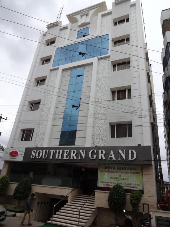 Hotel Southern Grand Vijayawāda Exteriör bild
